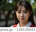 振り向く女子高生 136536043