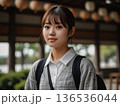 古民家の前に立つ女性 136536044