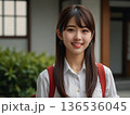 家の前に立つ若い女性 136536045