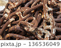 長い年月を感じさせる錆びついた巨大な鉄の鎖 136536049