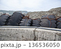 防波堤の資材置き場に並べられた巨大なタイヤ 136536050