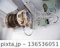 船体に取り付けられた錆びたワイヤーリールと配線 136536051