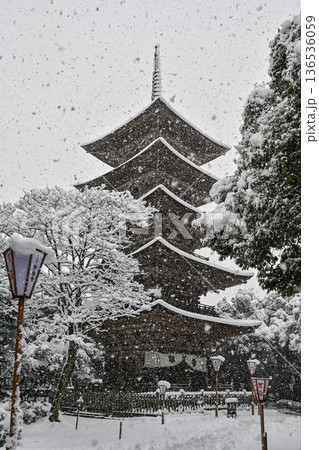 美しい妙成寺の雪景色 136536059