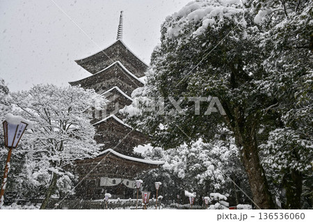 美しい妙成寺の雪景色 136536060