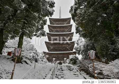 美しい妙成寺の雪景色 136536061