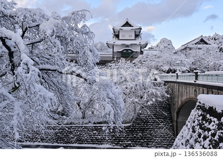 雪景色が美しい金沢城公園 雪景色が美しい金沢城公園 136536088