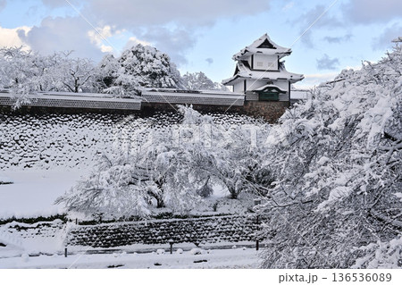 雪景色が美しい金沢城公園 136536089