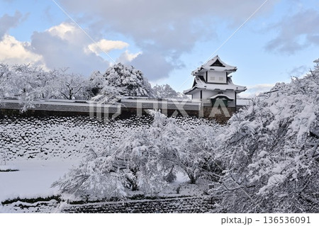 雪景色が美しい金沢城公園 雪景色が美しい金沢城公園 136536091