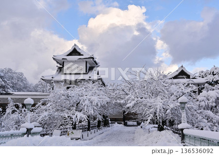 雪景色が美しい金沢城公園 雪景色が美しい金沢城公園 136536092