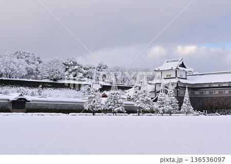 雪景色が美しい金沢城公園 136536097