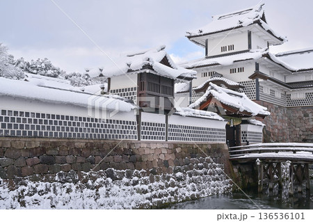 雪景色が美しい金沢城公園 136536101