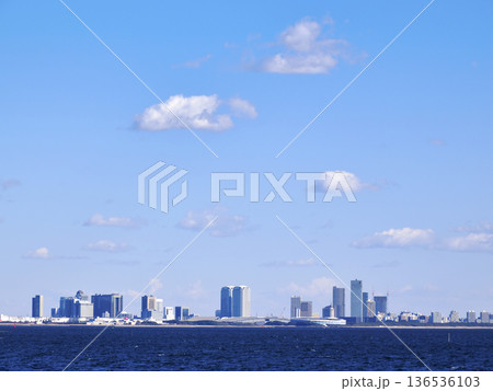 浦安市三番瀬沿い緑道から見る千葉市方面 136536103