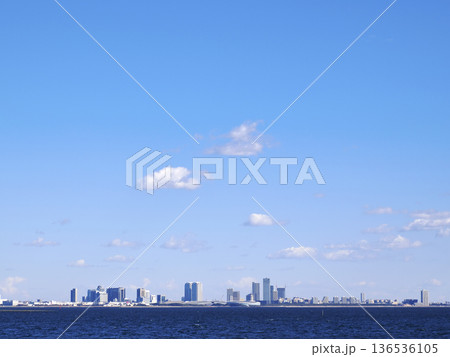 浦安市三番瀬沿い緑道から見る千葉市方面 浦安市三番瀬沿い緑道から見る千葉市方面 136536105