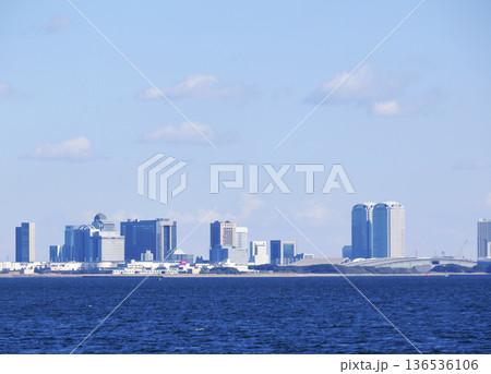 浦安市三番瀬沿い緑道から見る千葉市方面 浦安市三番瀬沿い緑道から見る千葉市方面 136536106