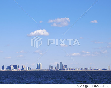 浦安市三番瀬沿い緑道から見る千葉市方面 136536107