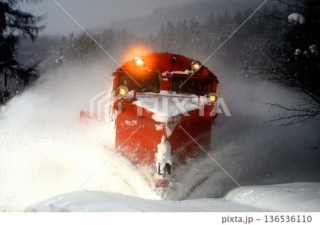 宗谷本線を除雪するラッセル列車 136536110