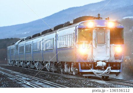 札幌駅を目指して走る特急北斗号 136536112