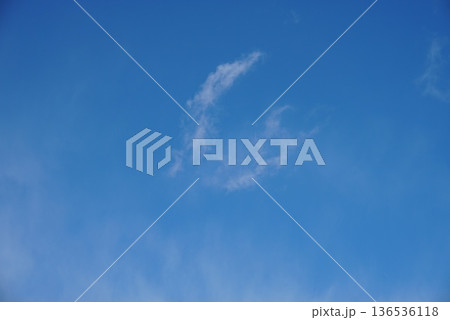 青空に浮かぶ雲 青空に浮かぶ雲 136536118
