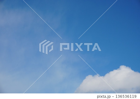 青空に浮かぶ雲 青空に浮かぶ雲 136536119
