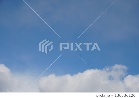 青空に浮かぶ雲 青空に浮かぶ雲 136536120