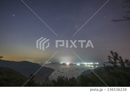 日本の岡山県瀬戸内市虫明の海に浮かぶ美しい星空 136536230