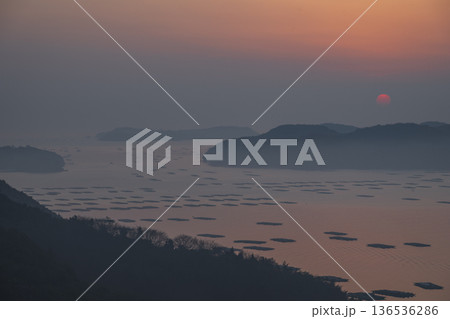 日本の岡山県瀬戸内市虫明の海から見た美しい日の出 日本の岡山県瀬戸内市虫明の海から見た美しい日の出 136536286