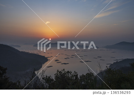 日本の岡山県瀬戸内市虫明の海から見た美しい日の出 日本の岡山県瀬戸内市虫明の海から見た美しい日の出 136536293