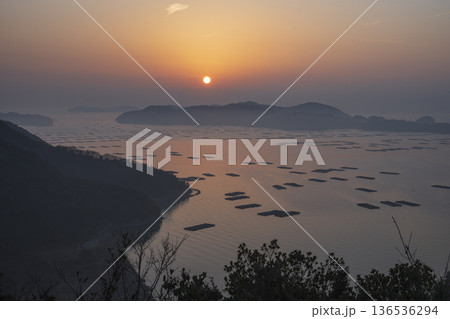 日本の岡山県瀬戸内市虫明の海から見た美しい日の出 日本の岡山県瀬戸内市虫明の海から見た美しい日の出 136536294