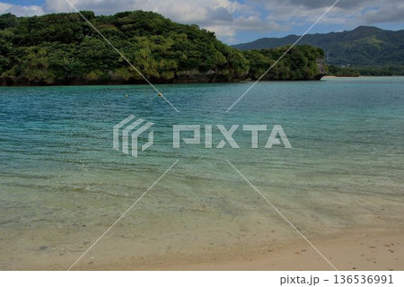 石垣島　川平湾　海の風景 136536991