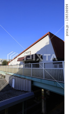 JR総武線の新検見川駅、西口から見た駅舎 136536994