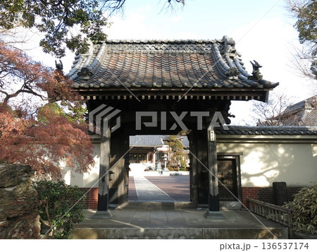 横浜市神奈川区の本覚寺（山門） 136537174