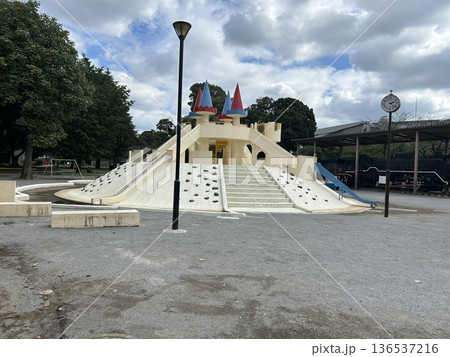 東京都北区の王子駅に隣接するテーマパーク、王子飛鳥山、飛鳥山公園の子供の遊戯場、滑り台です。 東京都北区の王子駅に隣接するテーマパーク、王子飛鳥山、飛鳥山公園の子供の遊戯場、滑り台です。 136537216