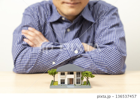 住宅を見つめる男性 住宅を見つめる男性 136537457