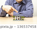 住宅を指差す男性の手元 136537458
