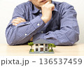住宅を選ぶ男性 136537459