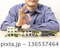 住宅を選ぶ男性 136537464
