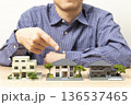 住宅を指差す男性の手元 136537465