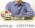 住宅を選ぶ男性の手元 136537466