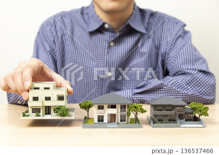 住宅を選ぶ男性の手元 住宅を選ぶ男性の手元 136537466