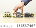 住宅を選ぶ男性の手元 136537467