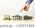 住宅を指差す男性の手元 136537468