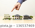 住宅を指差す男性の手元 136537469