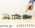 住宅を指差す男性の手元 136537470