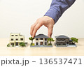 住宅を選ぶ男性の手元 136537471