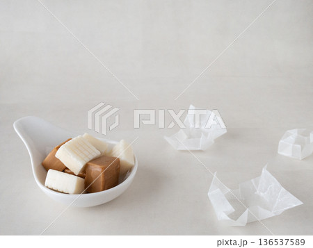 白いキャラメルと茶色いキャラメル 白いキャラメルと茶色いキャラメル 136537589