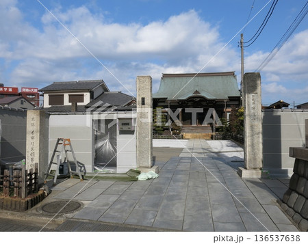 横浜市神奈川区の浄瀧寺(山門・本堂・「史跡 イギリス領事館跡」の石碑) 横浜市神奈川区の浄瀧寺(山門・本堂・「史跡 イギリス領事館跡」の石碑) 136537638