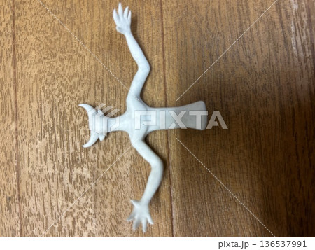 小学生の子供が白い粘土で作った悪魔、デビルです。 136537991