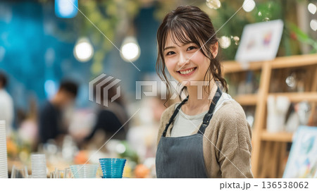 ホールと厨房が連携してピークを乗り切る大学生アルバイト、店舗オペレーションの実務シーン ホールと厨房が連携してピークを乗り切る大学生アルバイト、店舗オペレーションの実務シーン 136538062