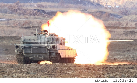 砲撃する戦車 砲撃する戦車 136538420
