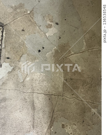汚れのある街中のテクスチャ（路面） 136538548